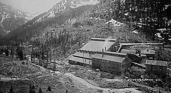 Historic photo of mining building in Yankee Boy Basin