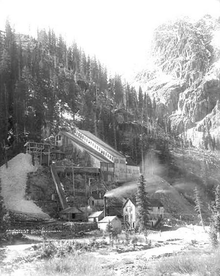 Historic image of Atlas mine building in Yankee Boy Basin